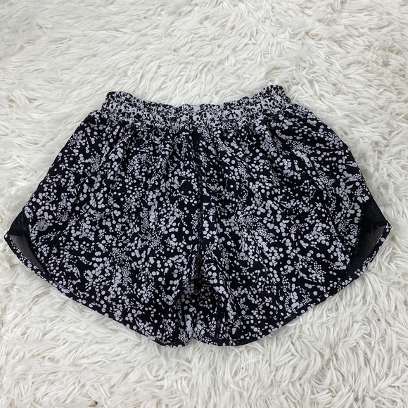 Lululemon Hotty Hot Short II *Long 4" Chirasu Black / Chirakasu Alpine White - Picture 5 of 5